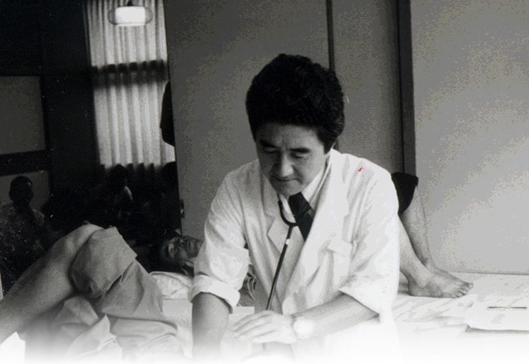 聴診器を患者に当てる医師の古い写真